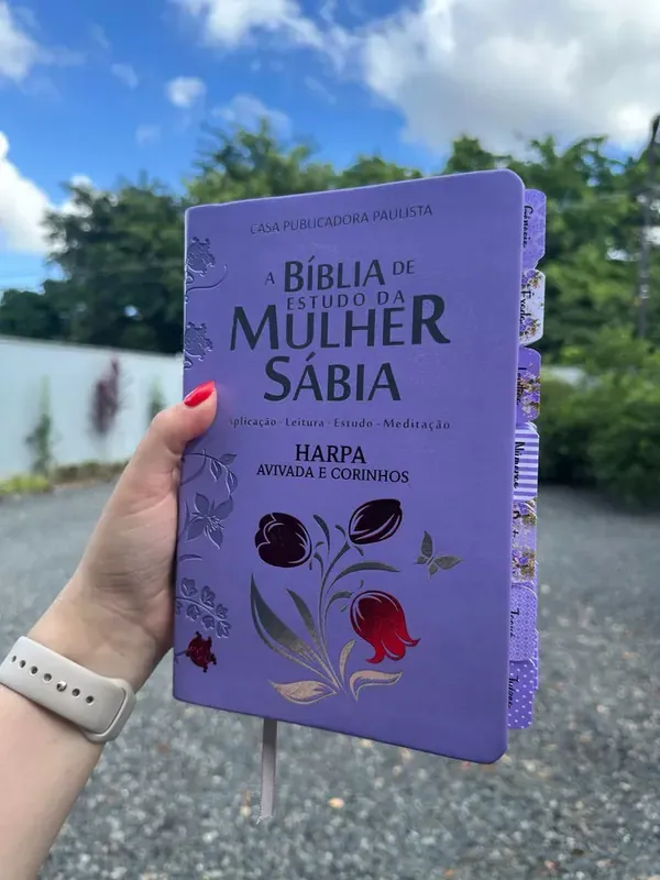 Bíblia de Estudo da Mulher Sábia Lilás com Harpa e Abas